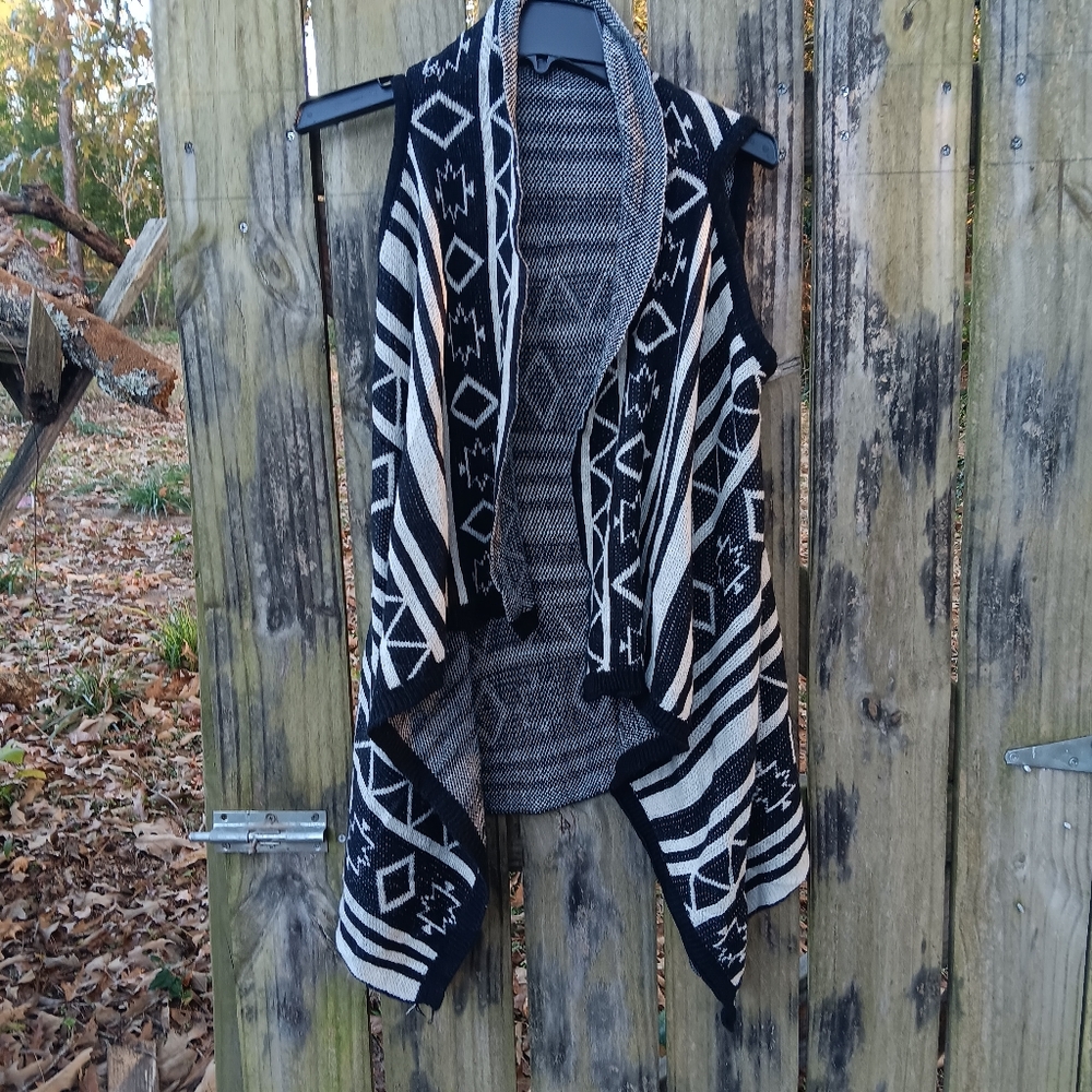Ĺildy Printed Aztec Acrylic Sweater Vest S-M